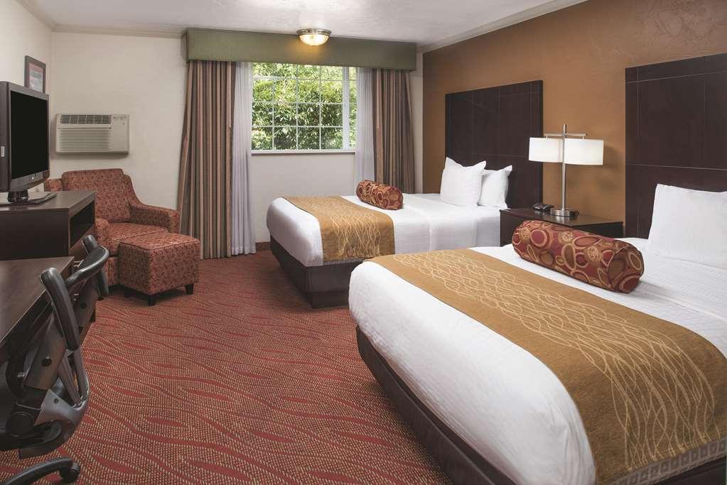Best Western Plus Parkway Inn ويلسونفيل المظهر الخارجي الصورة