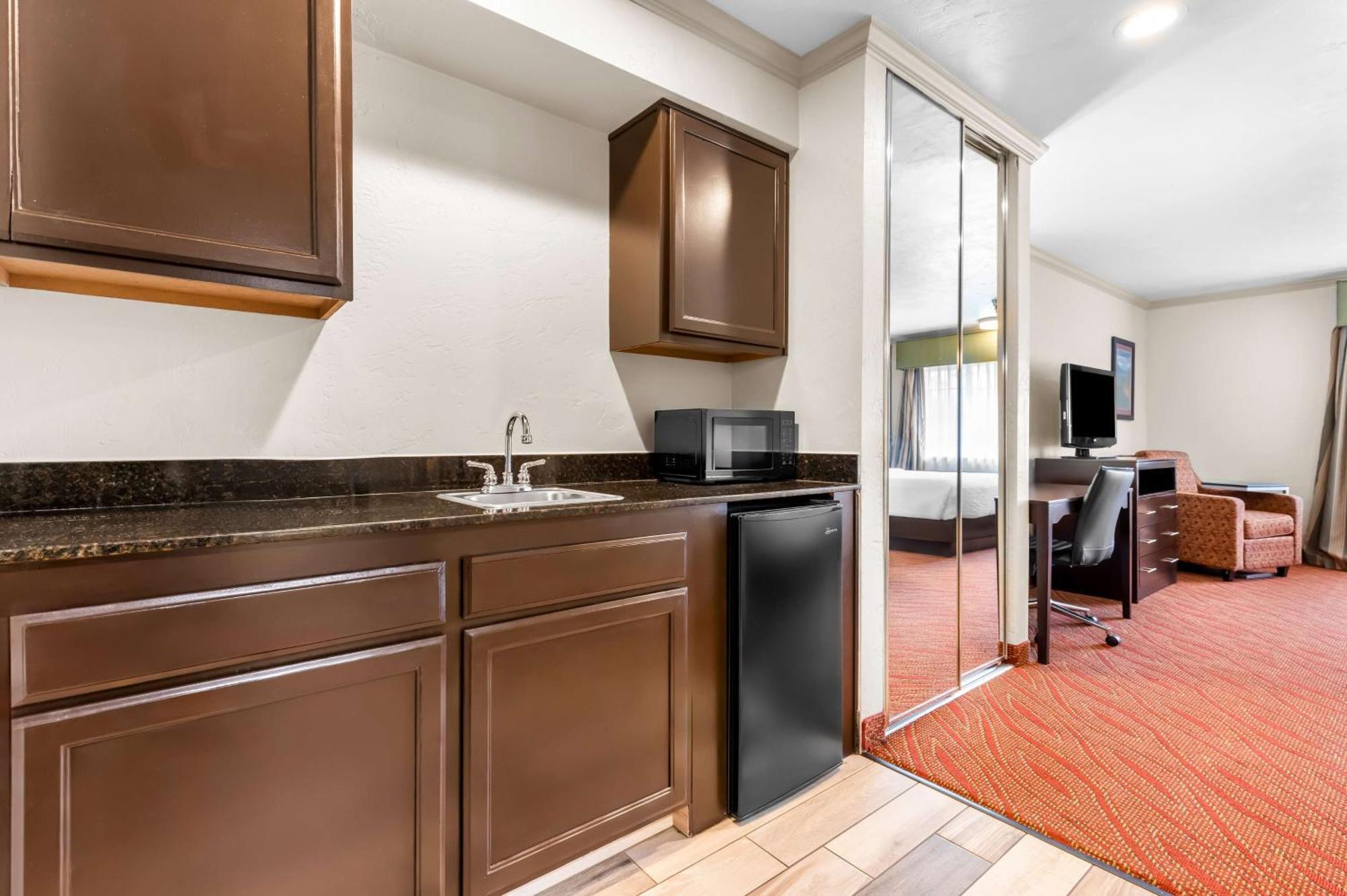 Best Western Plus Parkway Inn ويلسونفيل المظهر الخارجي الصورة