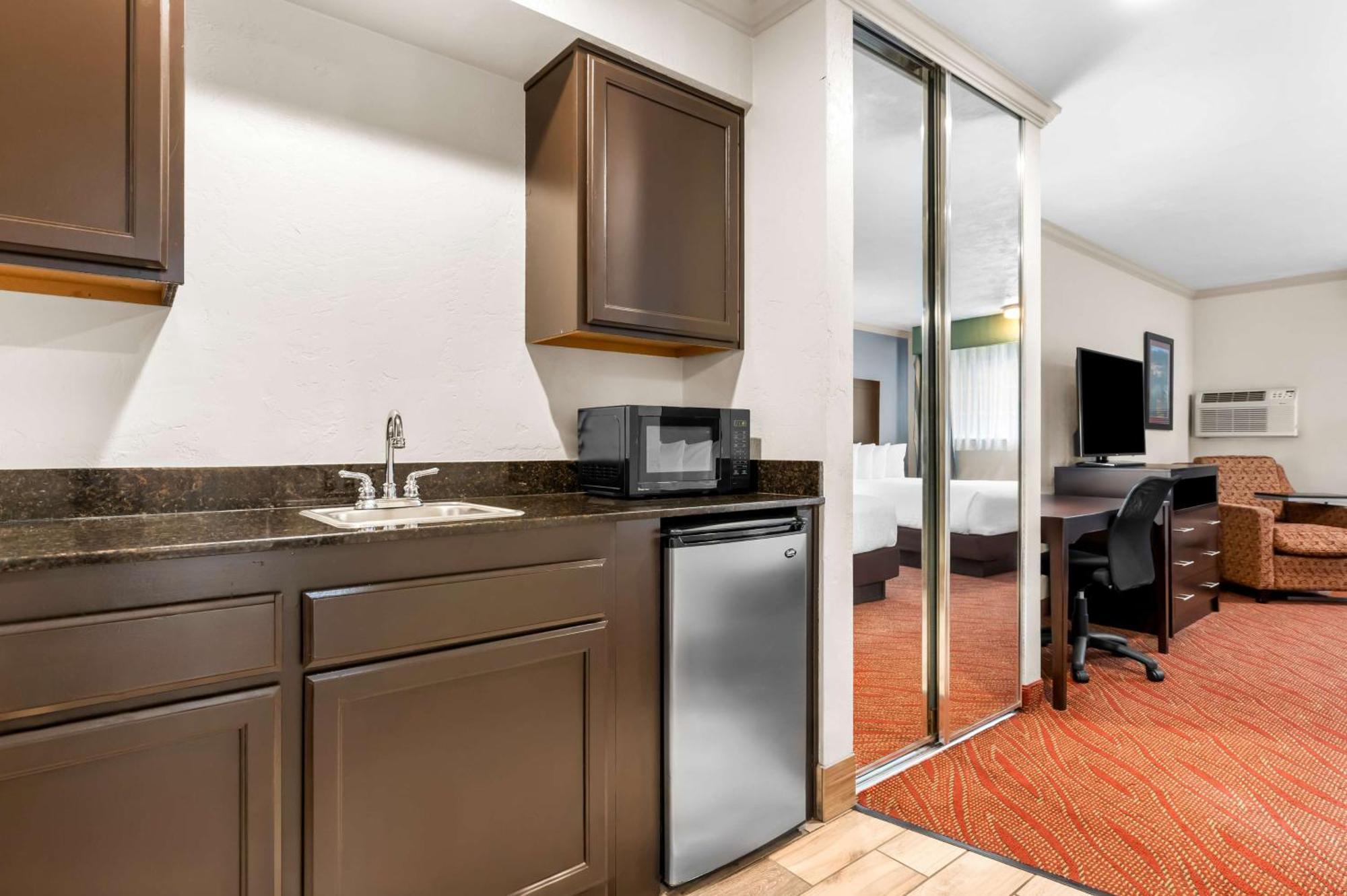 Best Western Plus Parkway Inn ويلسونفيل المظهر الخارجي الصورة